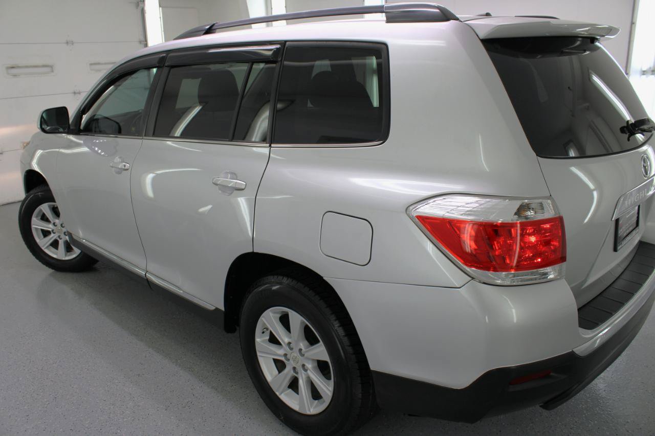 Used 2011 Toyota Highlander SE w/ Tow Pkg FWD image 16
