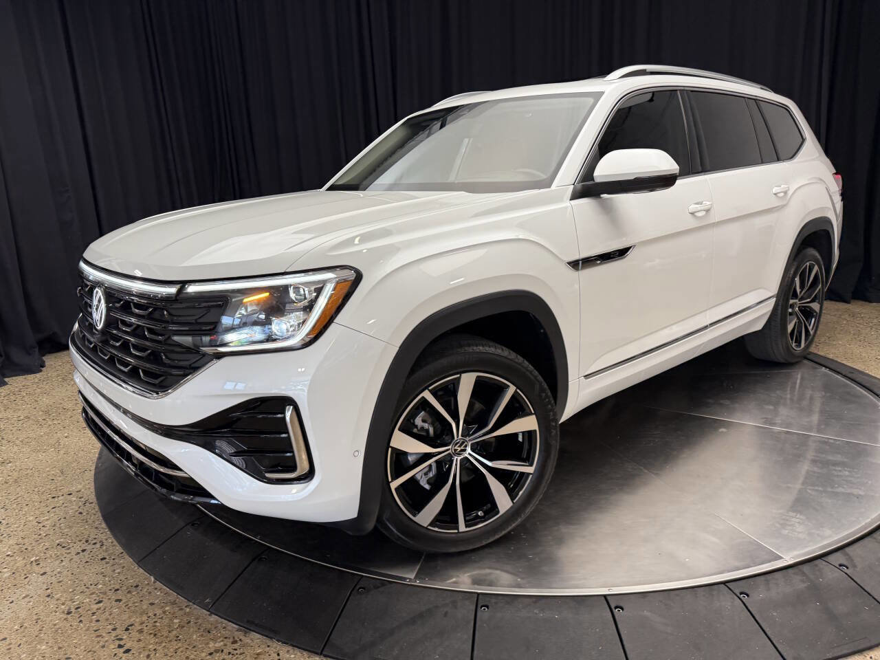 Used 2024 Volkswagen Atlas SEL Premium R-Line image 17