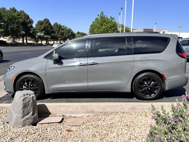 Used 2021 Chrysler Pacifica Touring-L w/ Uconnect Theater Family Group FWD image 6