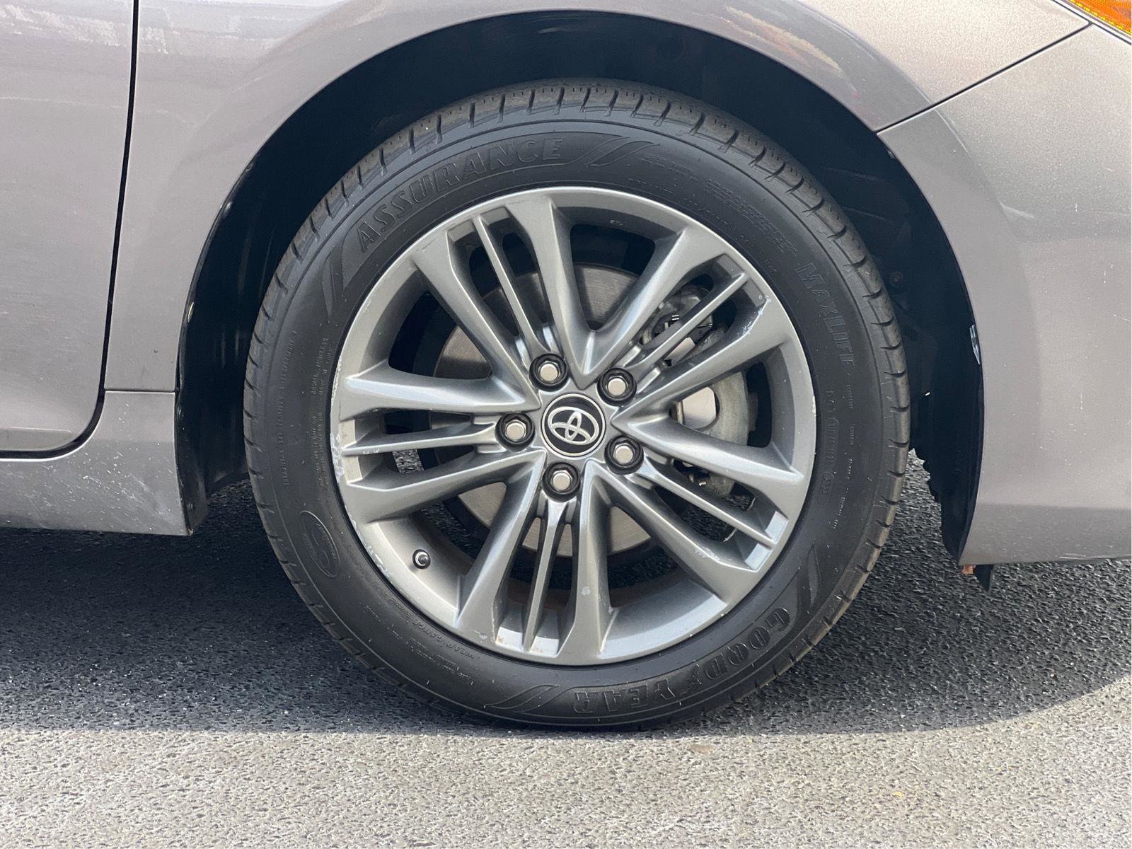 Used 2017 Toyota Camry SE w/ Moonroof Package image 28