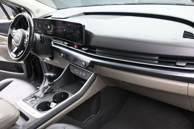 Used 2025 Kia Carnival FWD image 28