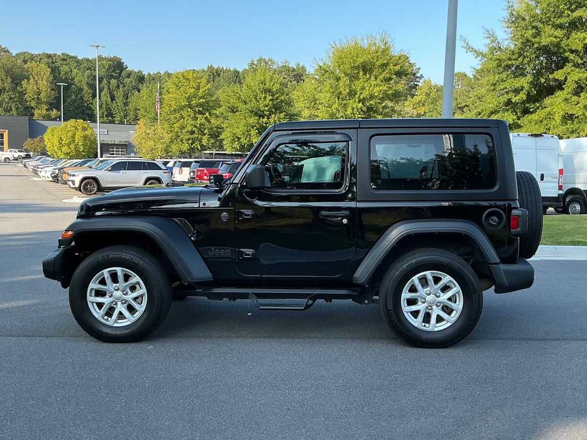 Used 2022 Jeep Wrangler Sport AWD/4WD image 2