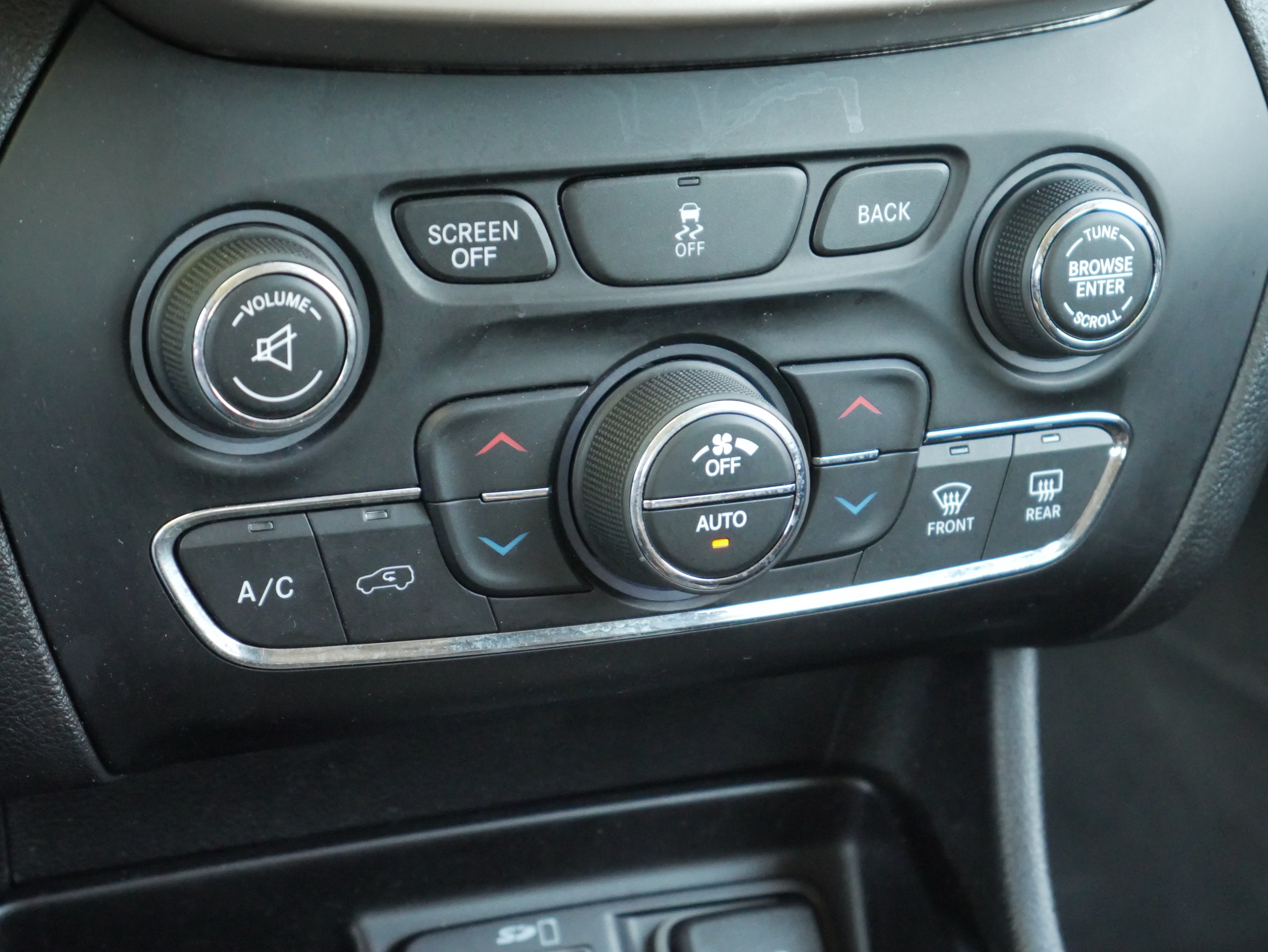 Used 2016 Jeep Cherokee Latitude w/ Comfort/Convenience Group AWD/4WD image 14