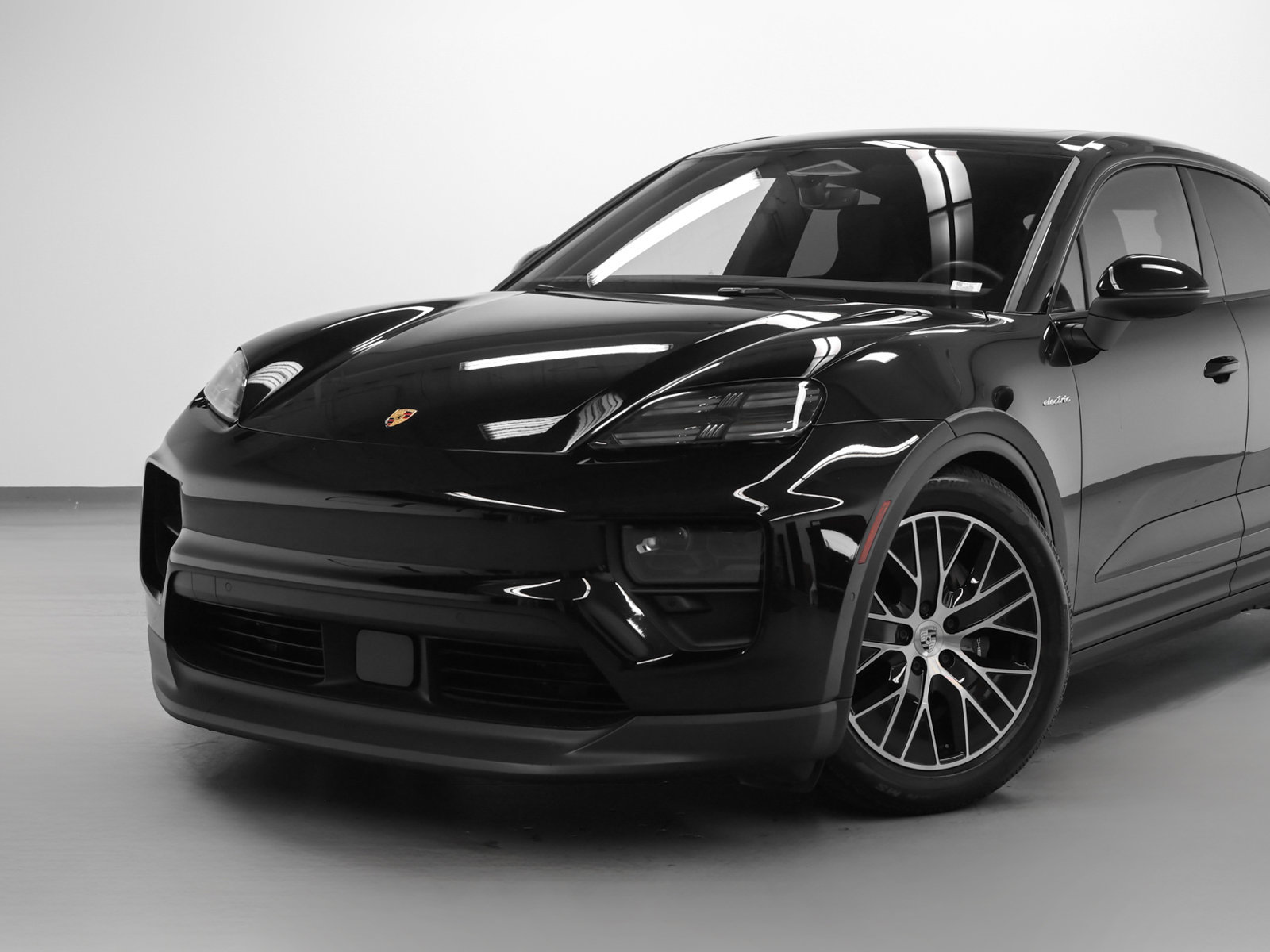 Certified 2025 Porsche Macan Electric RWD image 7