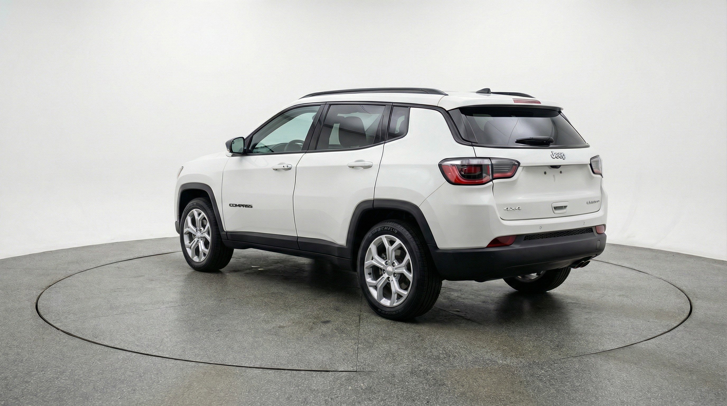 Used 2025 Jeep Compass Latitude image 6