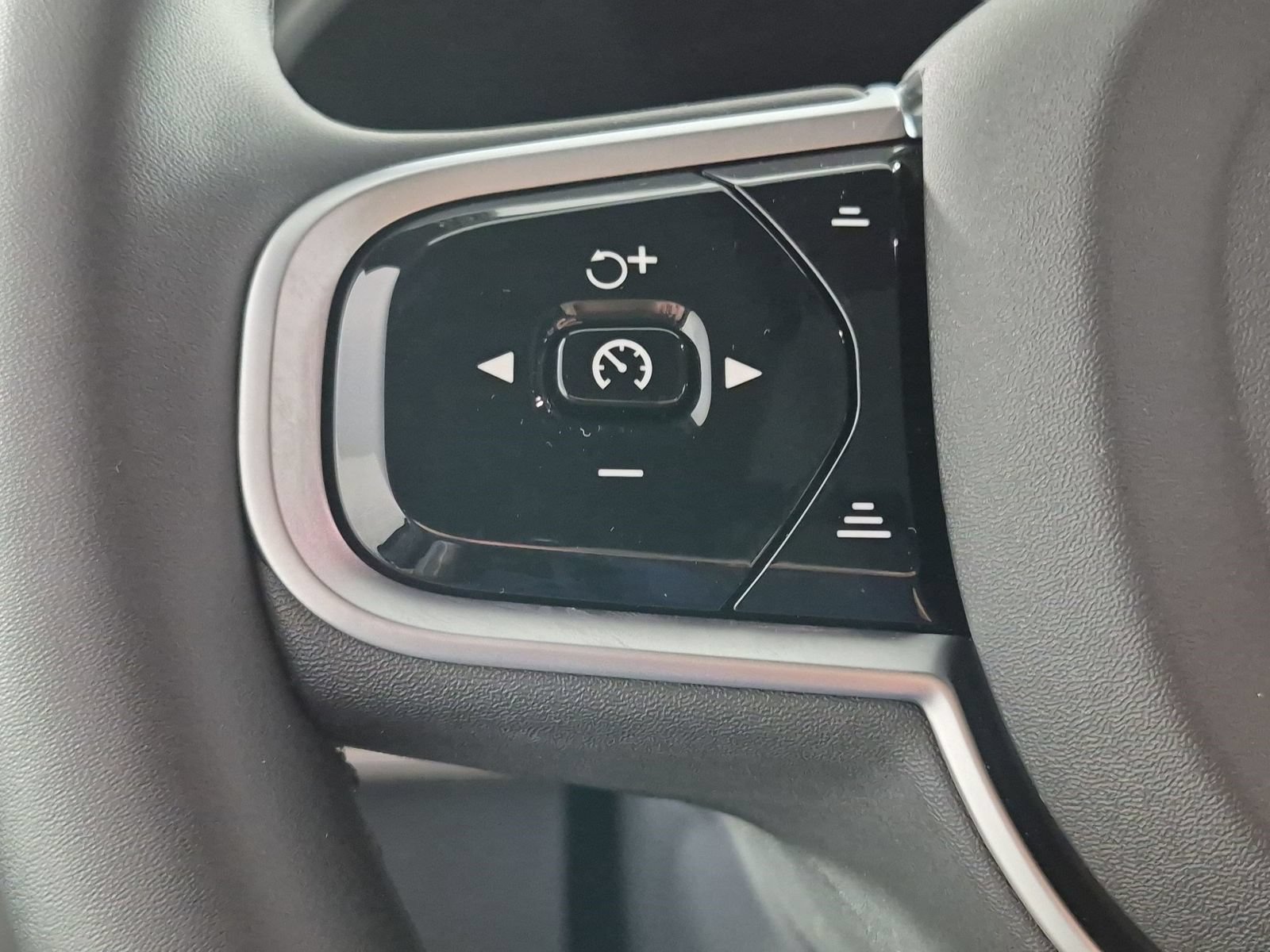 Certified 2026 Volvo XC90 B6 Plus w/ Protection Package Premier AWD/4WD image 9