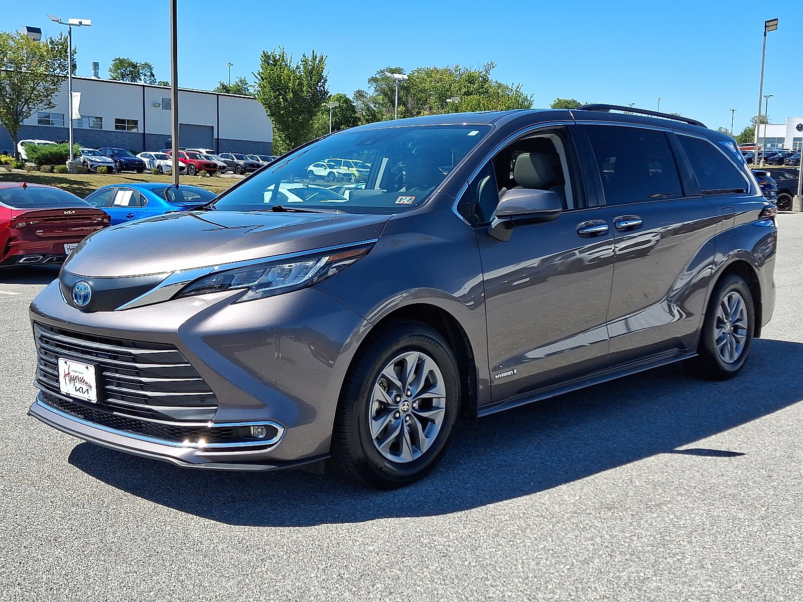 Used 2021 Toyota Sienna XLE image 3
