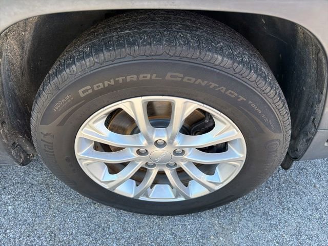 Used 2019 Jeep Cherokee Latitude w/ Popular Appearance Group FWD image 16