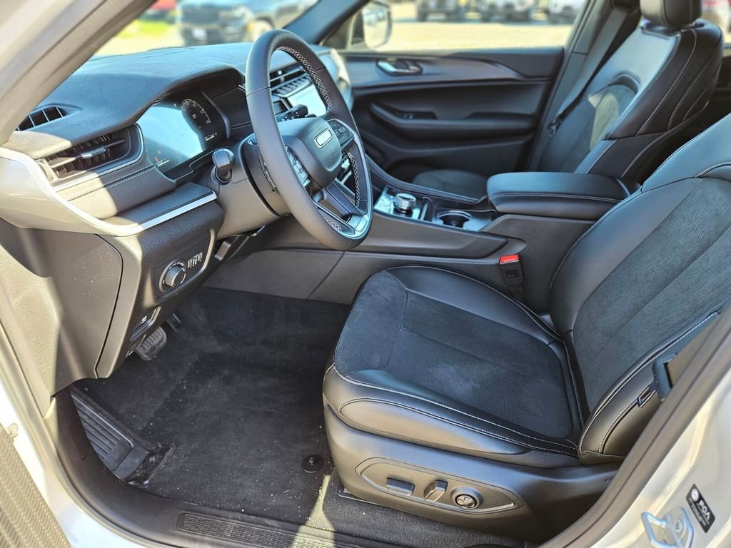 New 2025 Jeep Grand Cherokee Altitude image 18