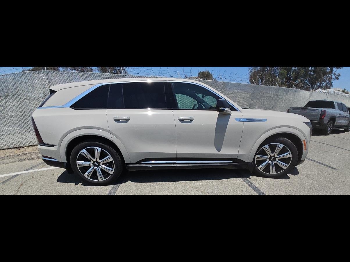 Used 2026 Cadillac Escalade IQ Luxury 2 AWD/4WD image 18