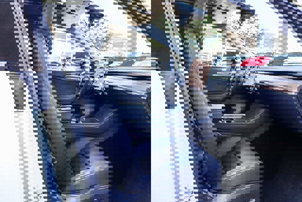 Used 2024 Tesla Model Y 2WD image 15