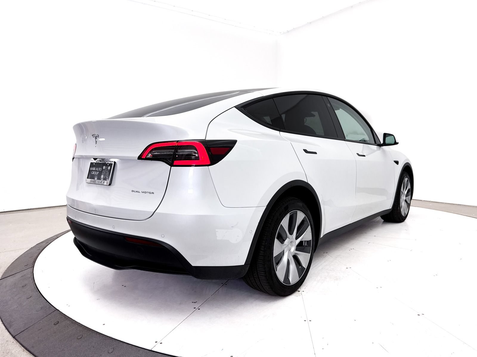 Used 2021 Tesla Model Y Long Range AWD/4WD image 18