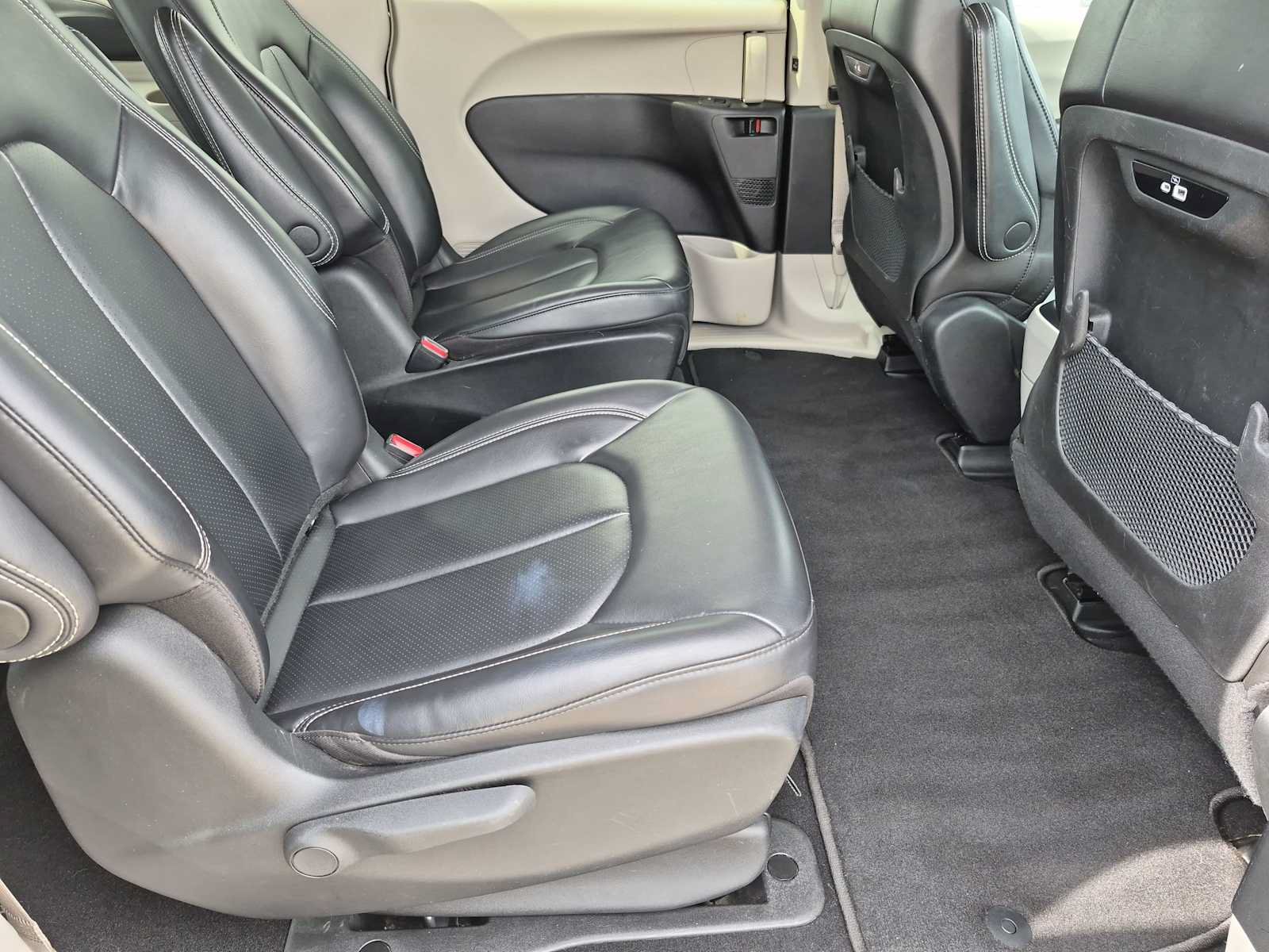 Used 2023 Chrysler Pacifica Touring-L FWD image 19