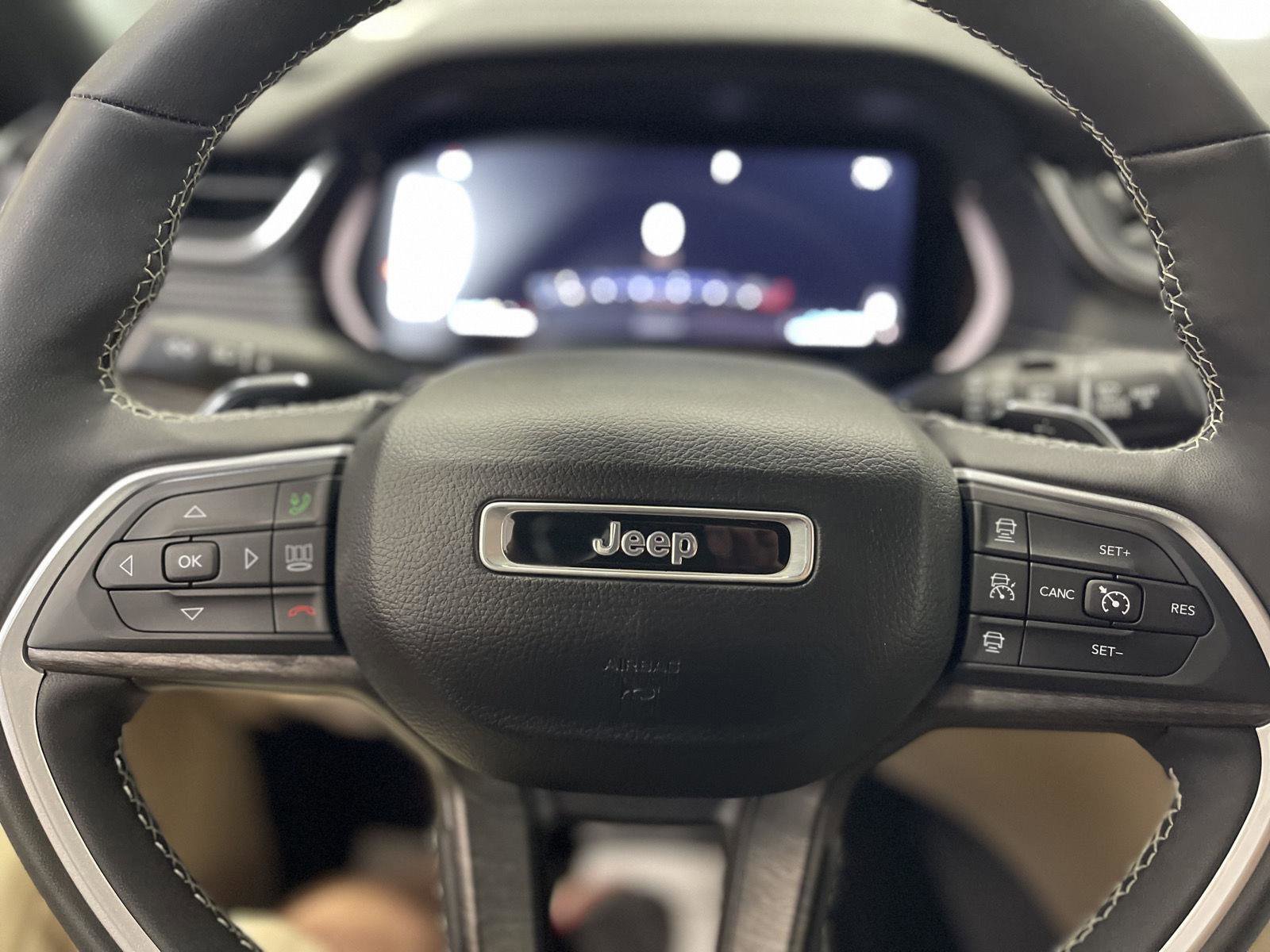 Used 2023 Jeep Grand Cherokee Limited w/ Black Appearance Package image 21