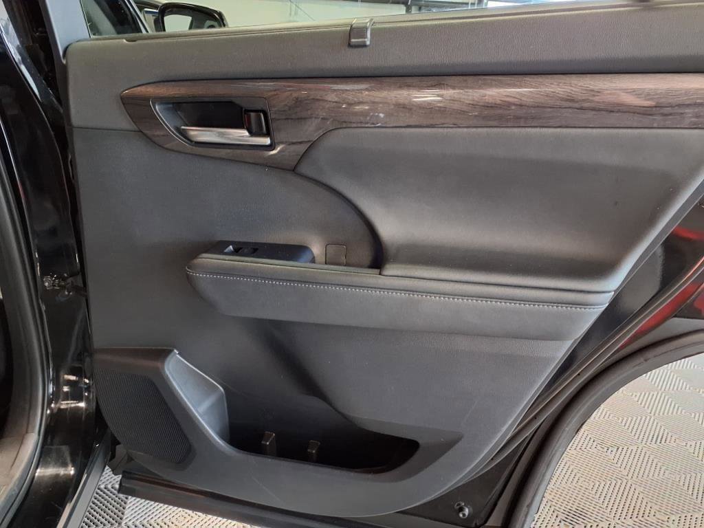 Used 2020 Toyota Highlander Limited image 12