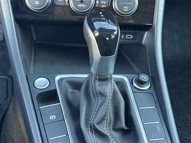 Used 2023 Volkswagen Jetta SE w/ Panoramic Sunroof Package image 17