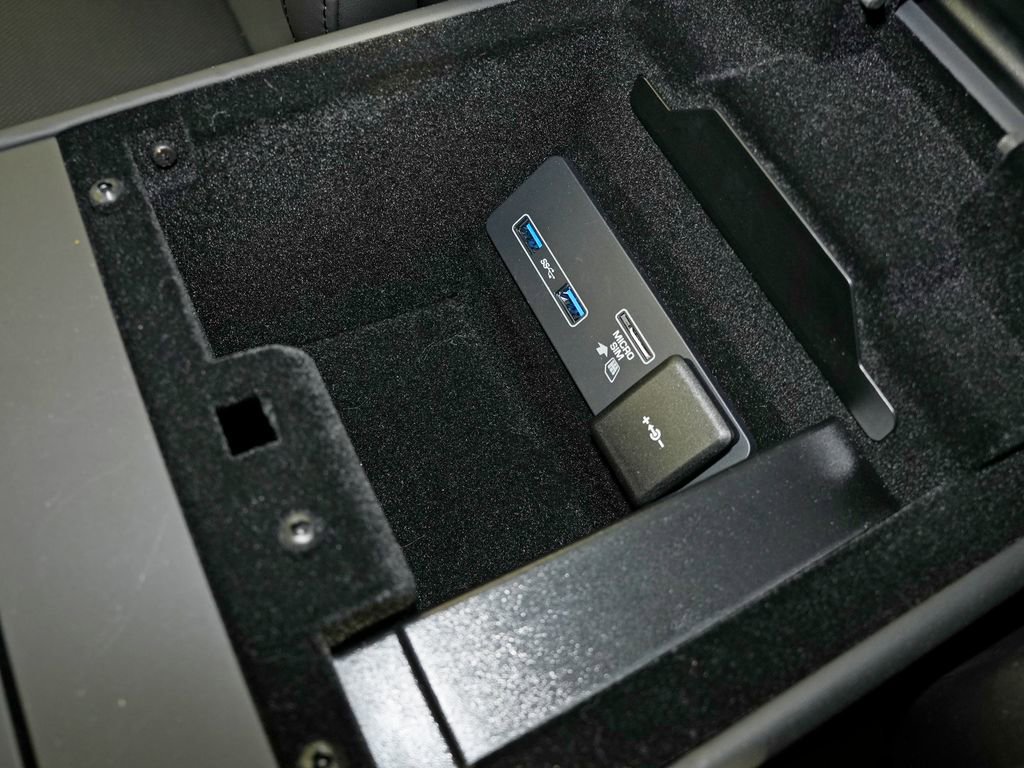 Used 2024 Jaguar F-TYPE R-Dynamic RWD image 32