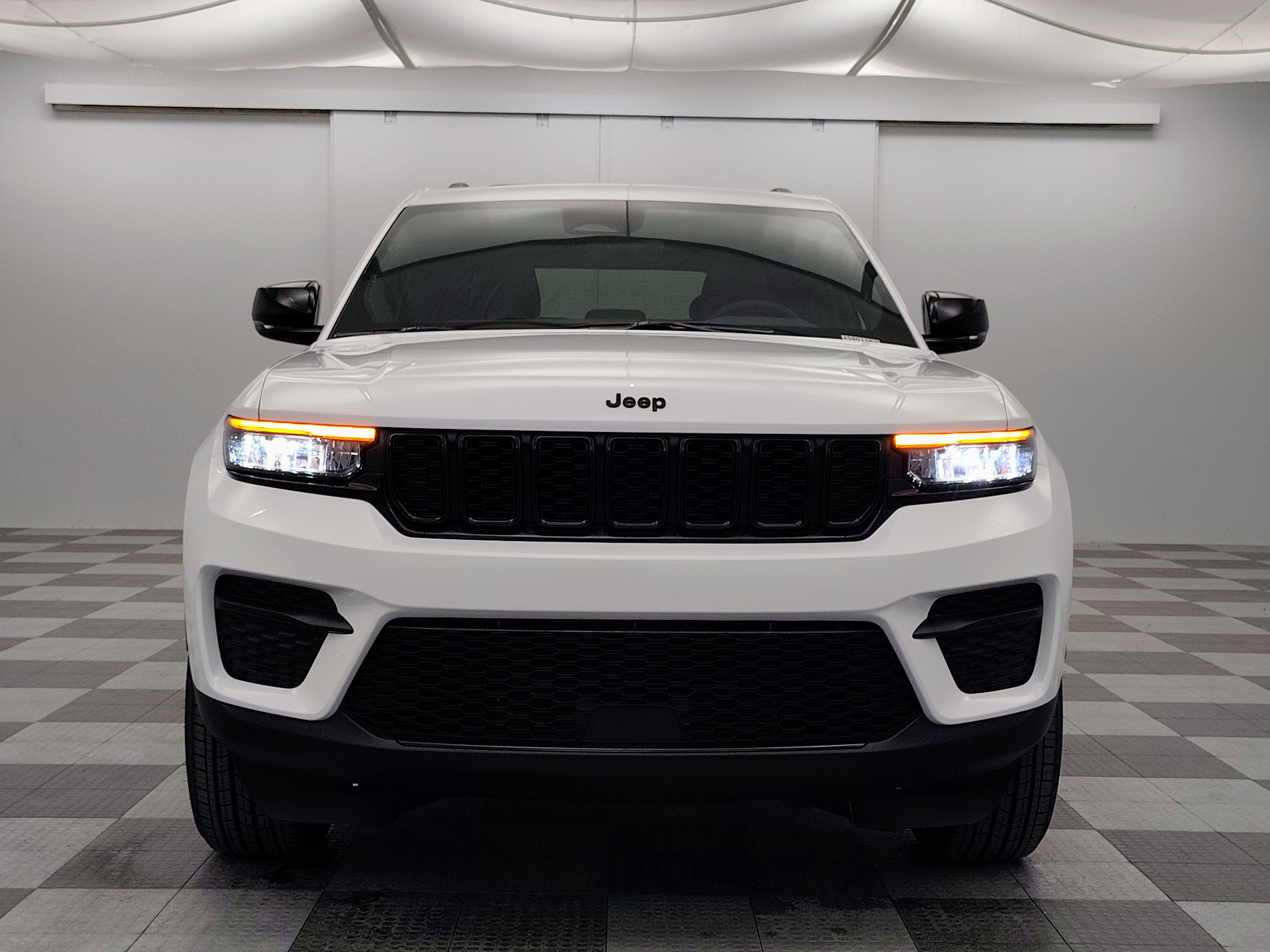 New 2025 Jeep Grand Cherokee Altitude image 5