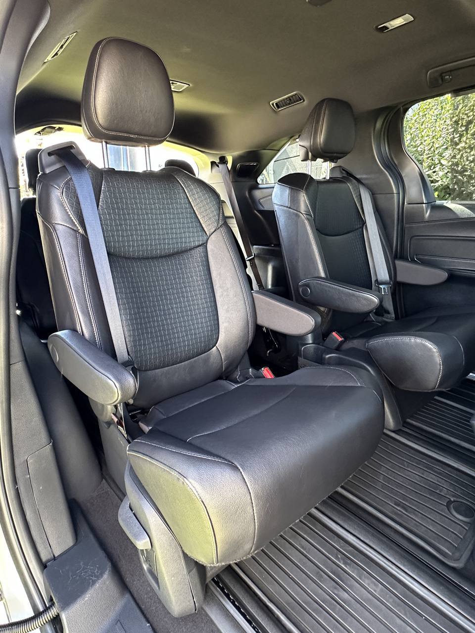 Used 2025 Toyota Sienna Platinum AWD/4WD image 26