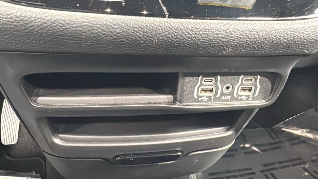 Used 2024 Chrysler Pacifica Select image 33