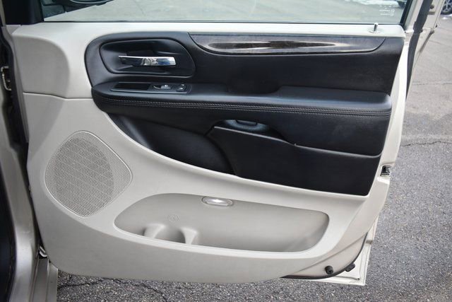 Used 2013 Dodge Grand Caravan SXT w/ Rear Park Assist Pkg image 43