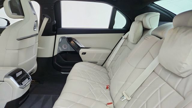 Used 2023 BMW i7 xDrive60 w/ Executive Package 2 image 29