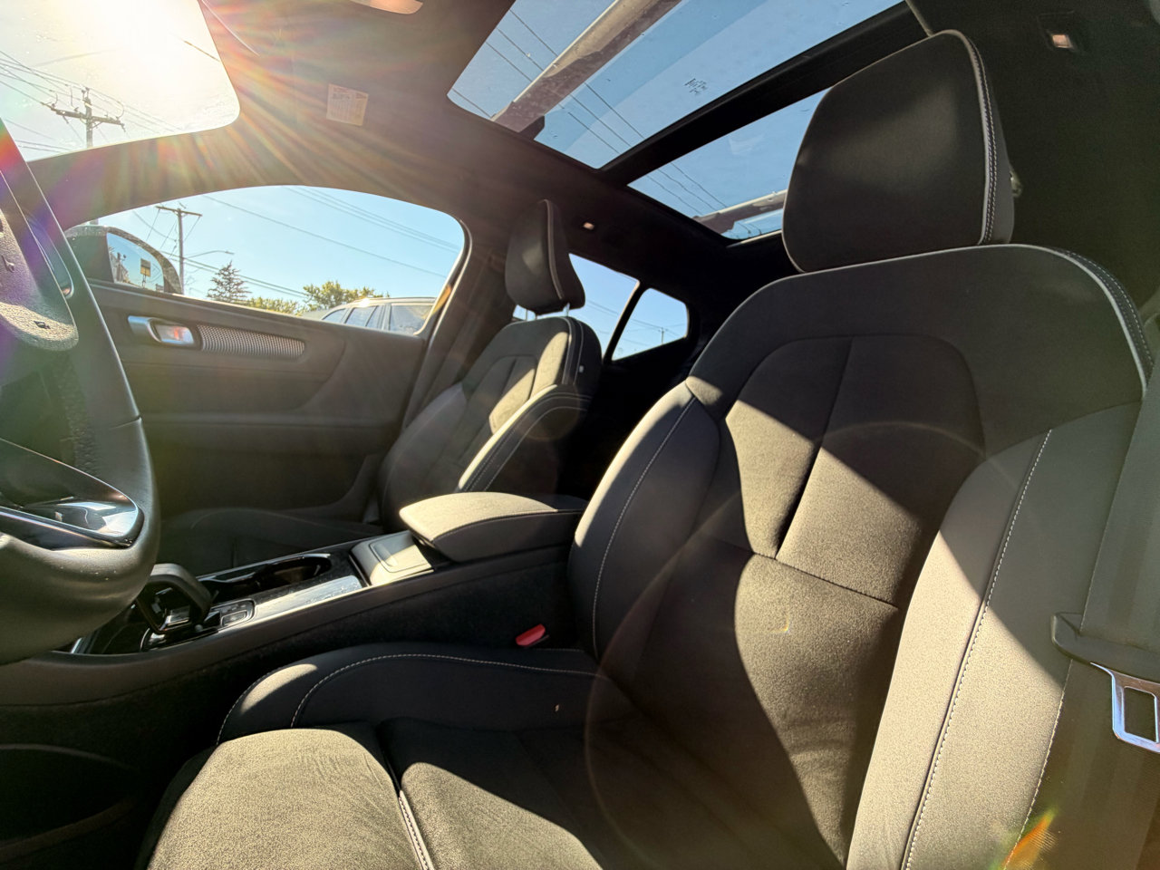Used 2022 Volvo XC40 P8 Recharge Plus image 13