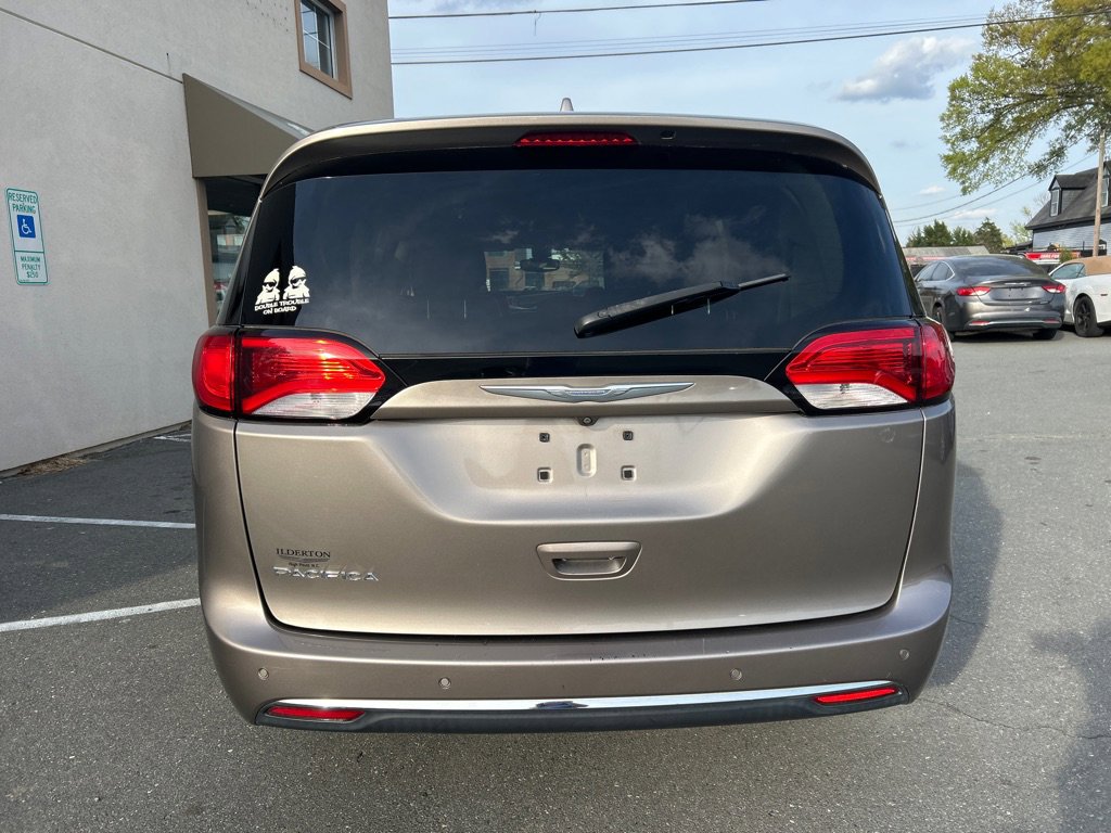 Used 2017 Chrysler Pacifica Touring-L Plus w/ Tire & Wheel Group FWD image 6