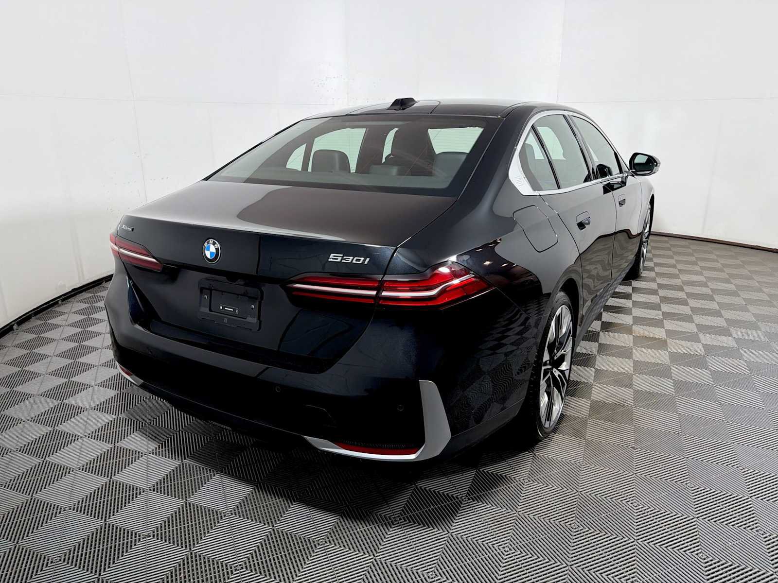 Used 2024 BMW 530i xDrive w/ Premium Package AWD/4WD image 6