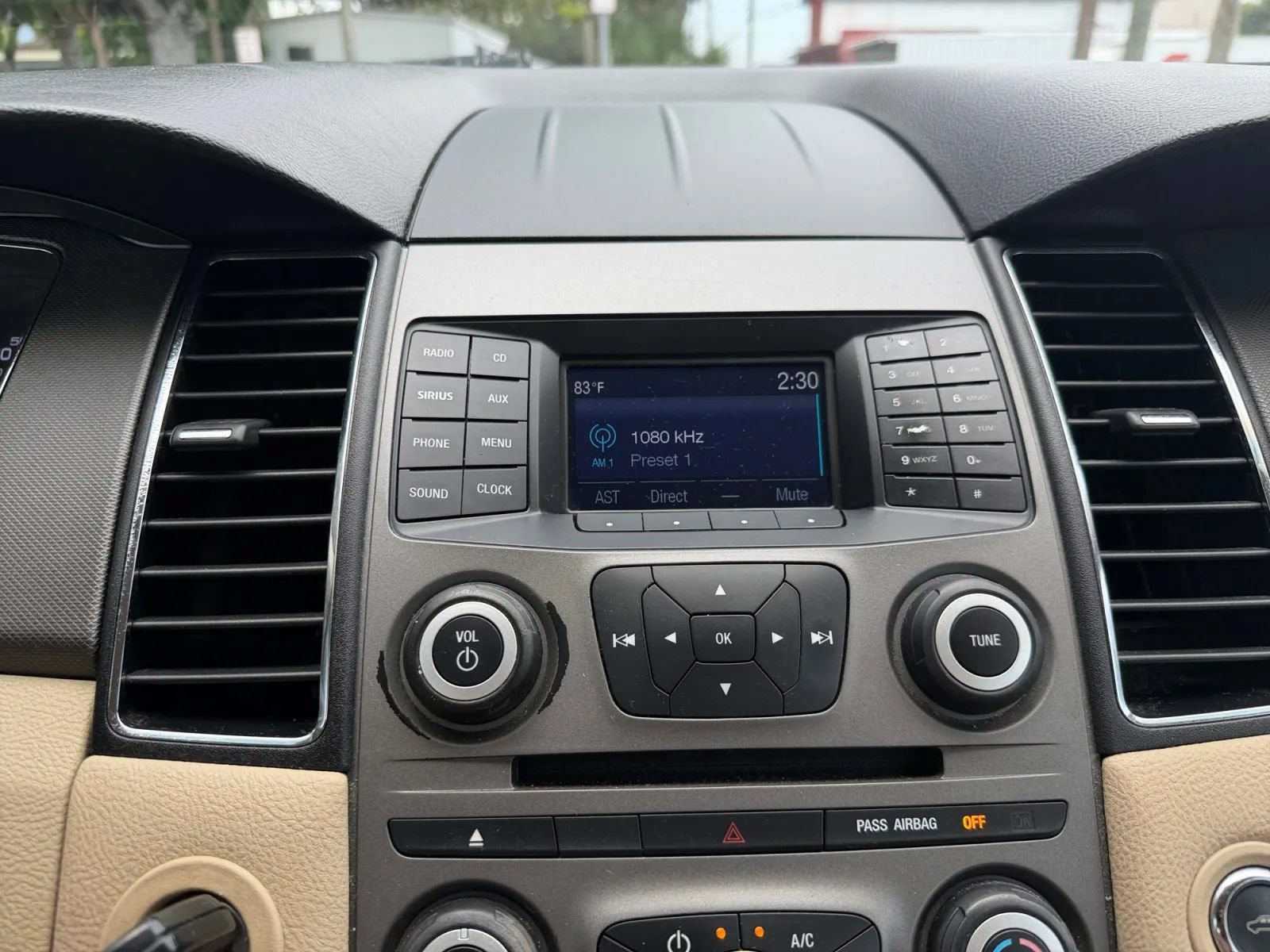 Used 2014 Ford Taurus SE FWD image 22