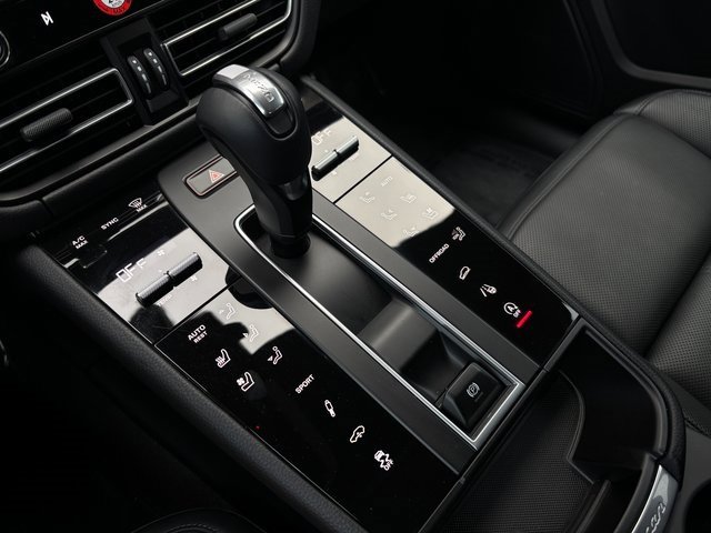 Used 2025 Porsche Macan image 21