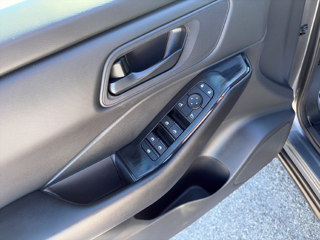 Used 2024 Nissan Rogue S AWD/4WD image 12