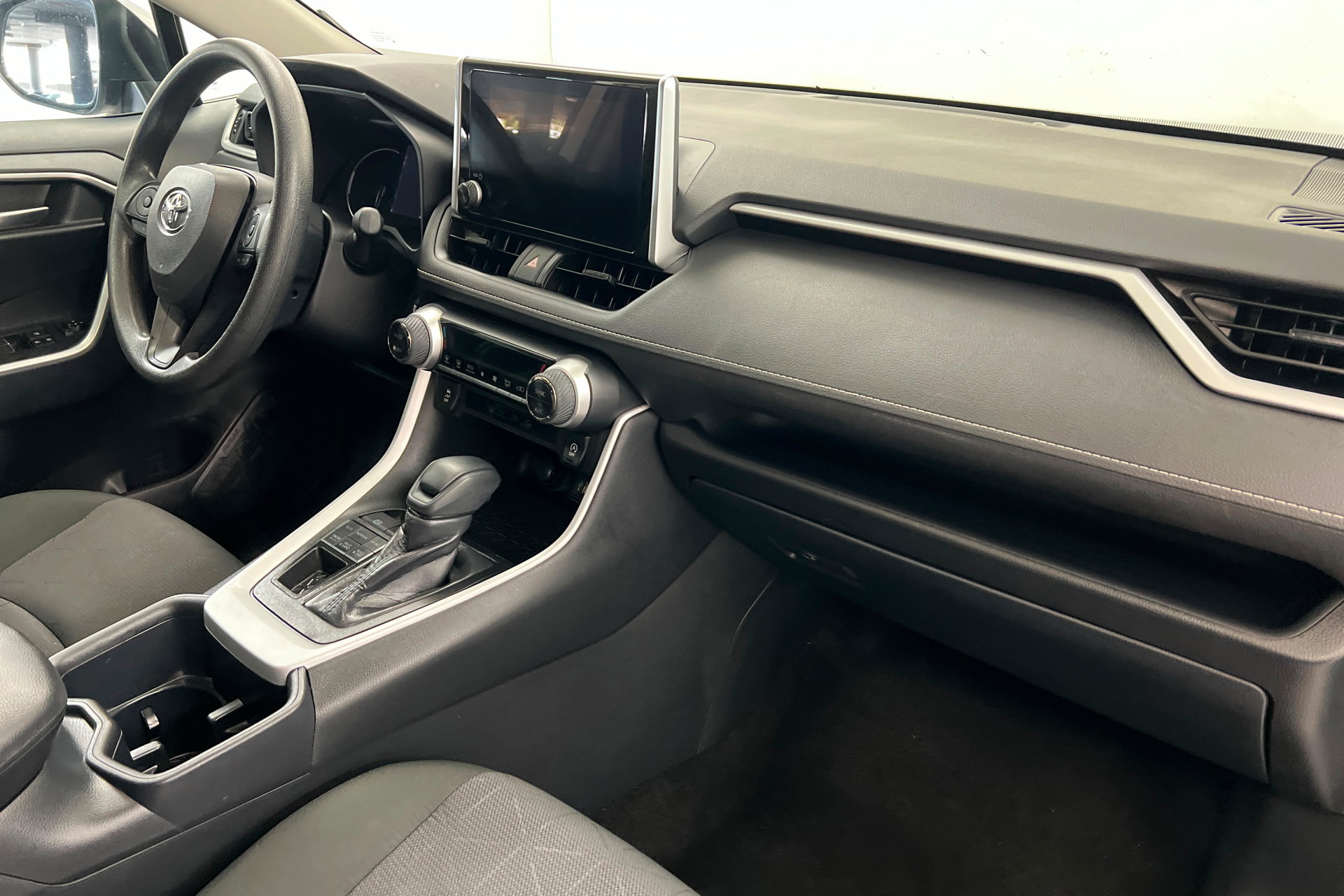 Used 2025 Toyota RAV4 XLE AWD/4WD image 25