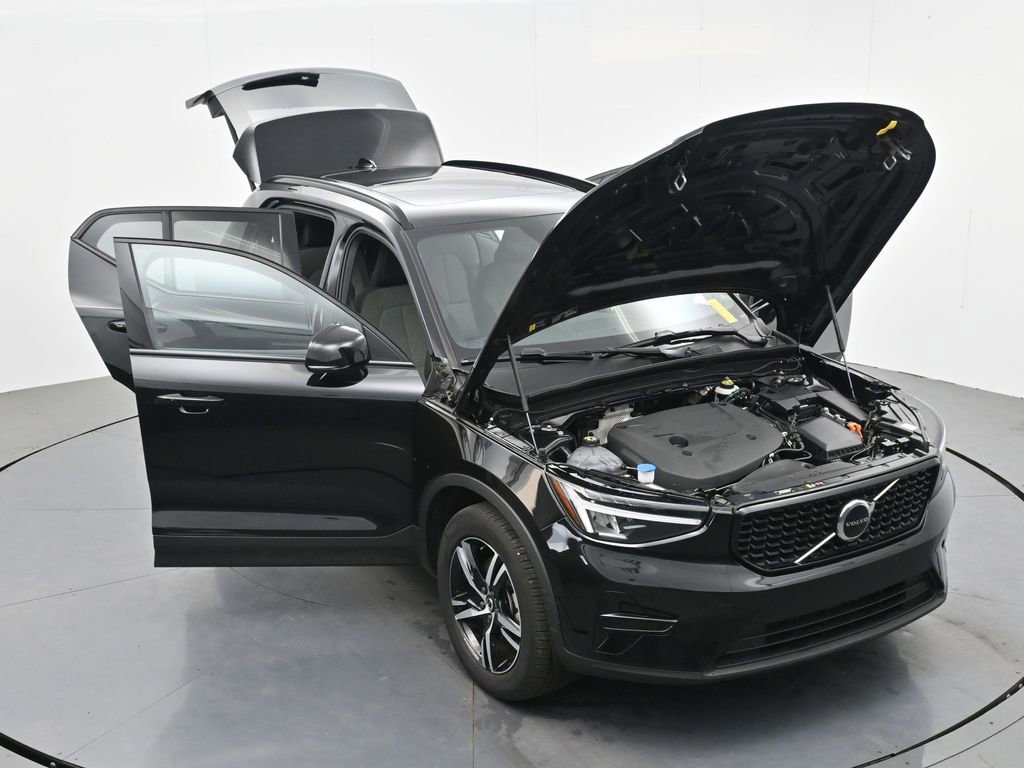 Used 2024 Volvo XC40 B5 Core image 36