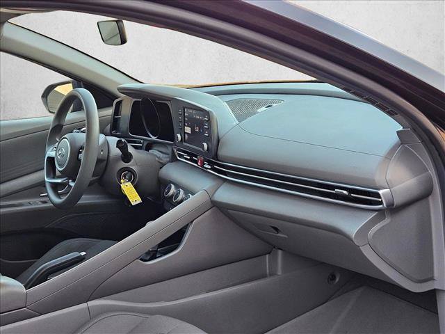 Used 2021 Hyundai Elantra SE FWD image 18