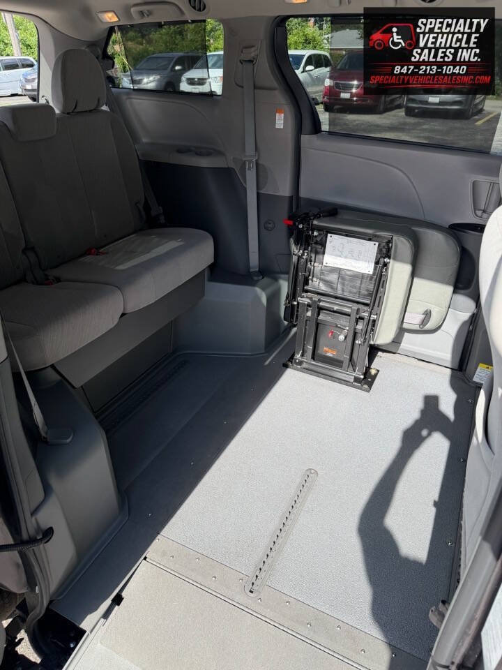 Used 2018 Toyota Sienna LE FWD image 17