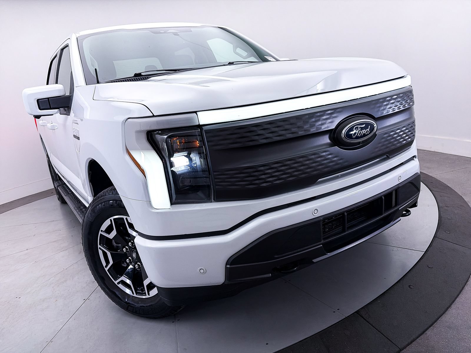 Used 2022 Ford F150 Lightning XLT AWD/4WD image 3