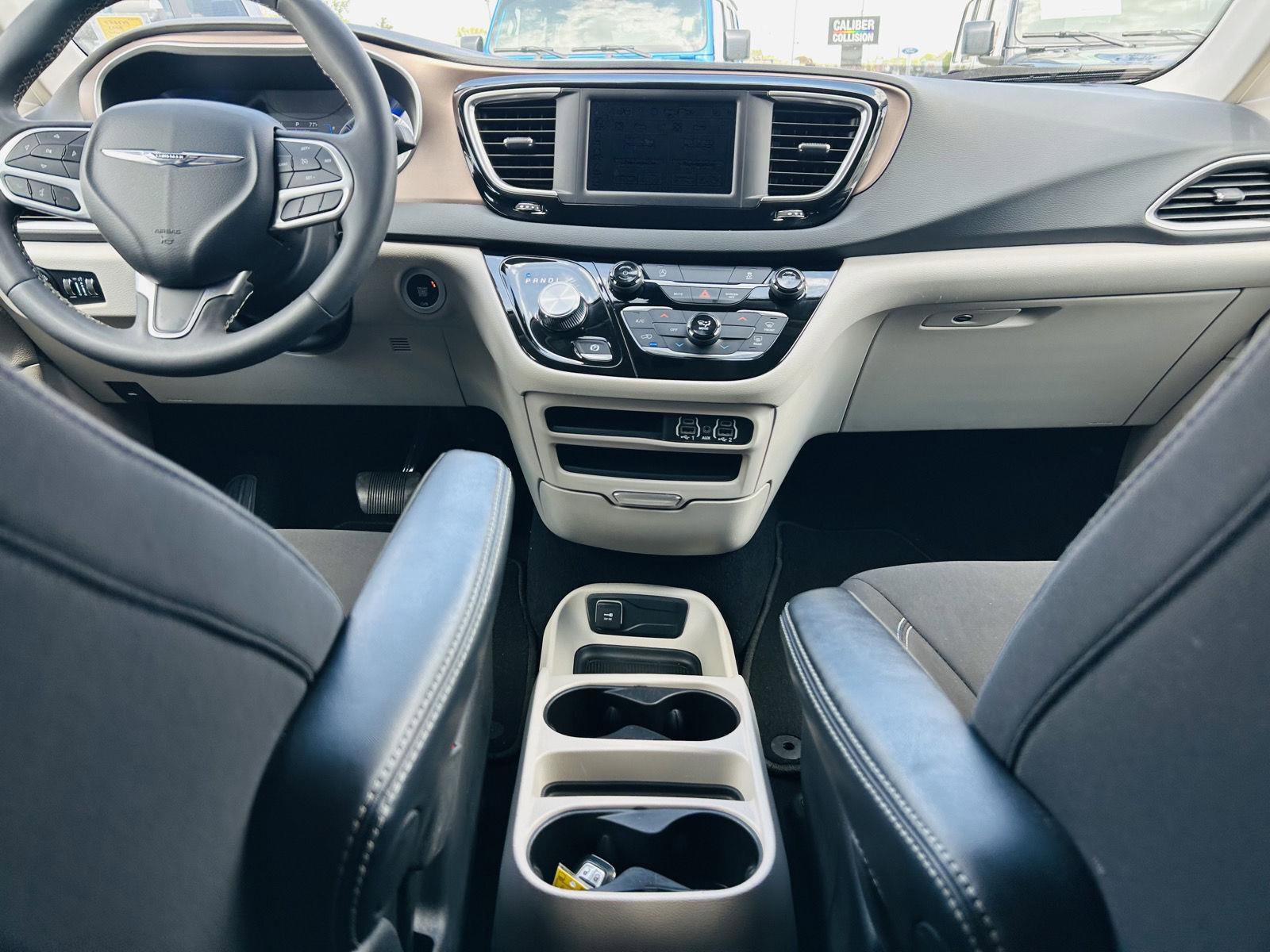 Used 2023 Chrysler Voyager LX image 21