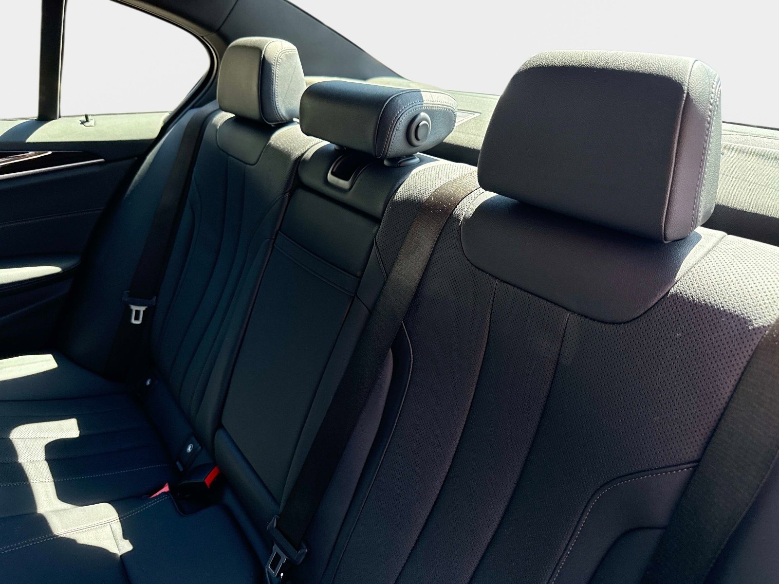 Used 2023 BMW 530e w/ M Sport Package image 32