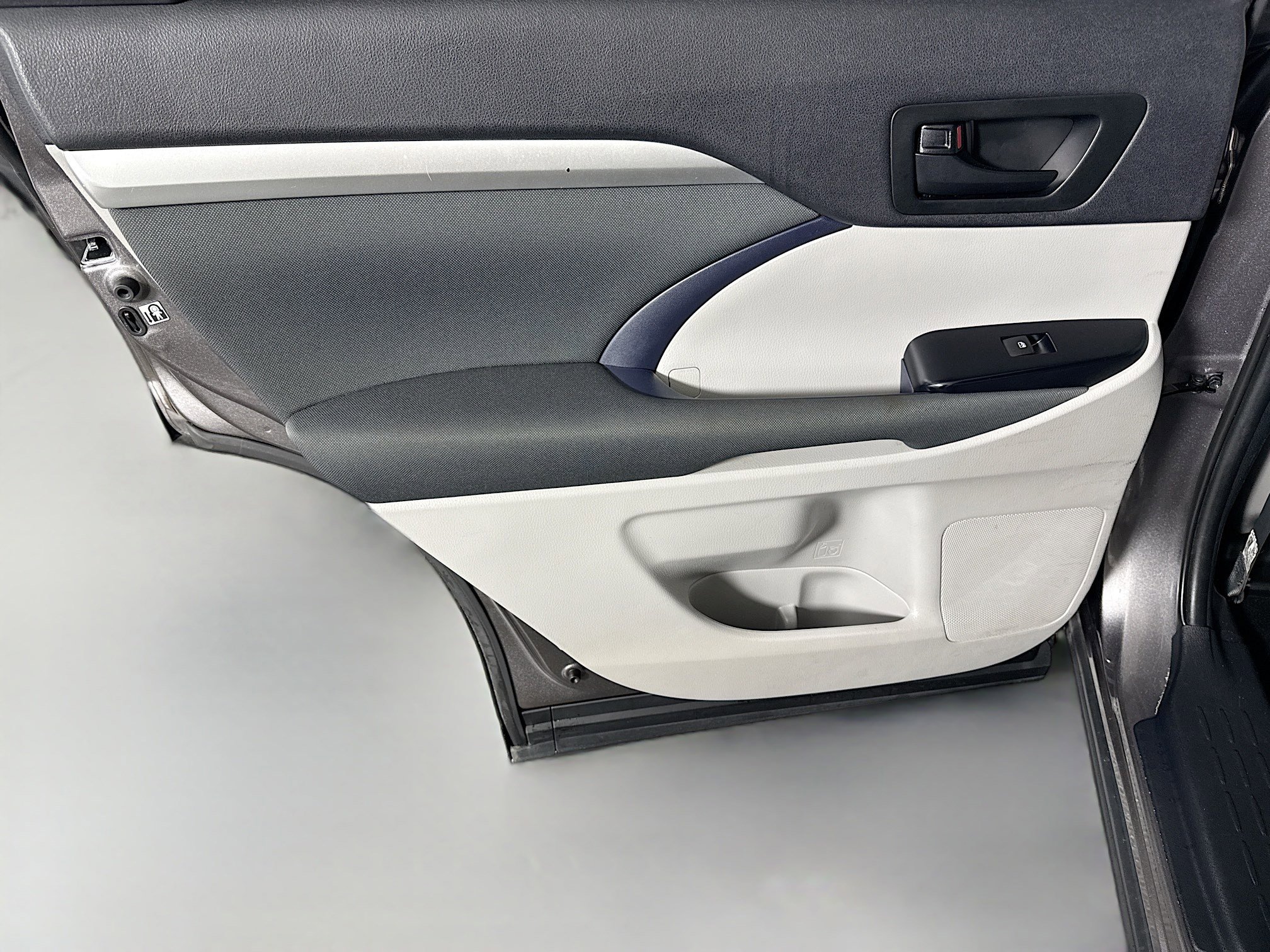 Used 2019 Toyota Highlander LE image 25