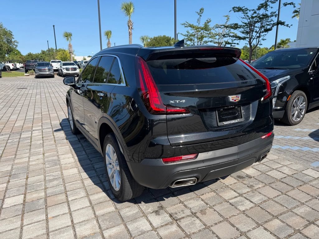 Used 2023 Cadillac XT4 Luxury w/ Cold Weather Package FWD image 8