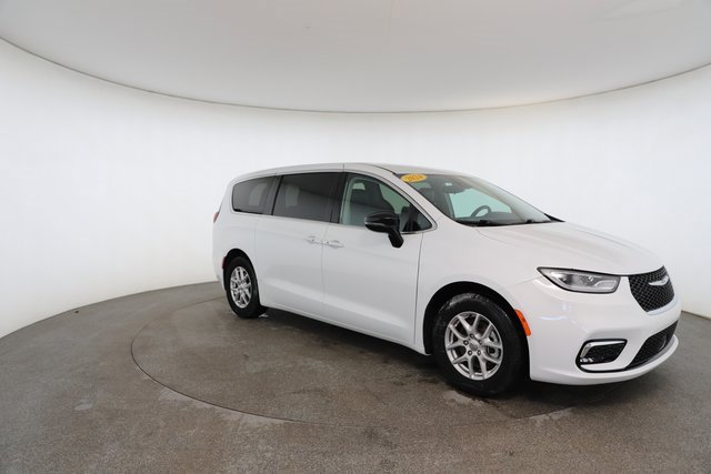 Used 2024 Chrysler Pacifica Touring-L image 26