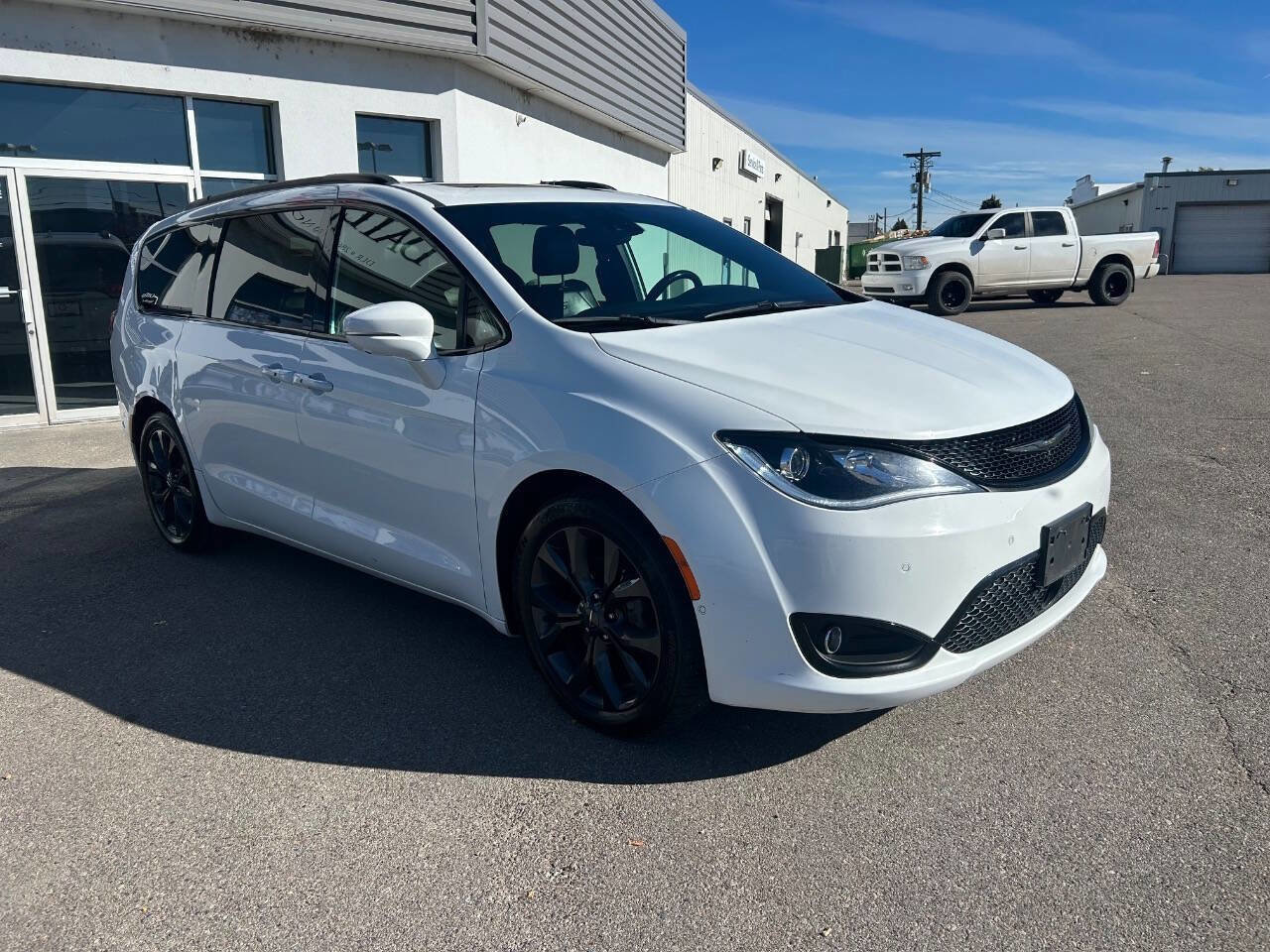 Used 2019 Chrysler Pacifica Limited w/ Advanced Safetytec Group image 3