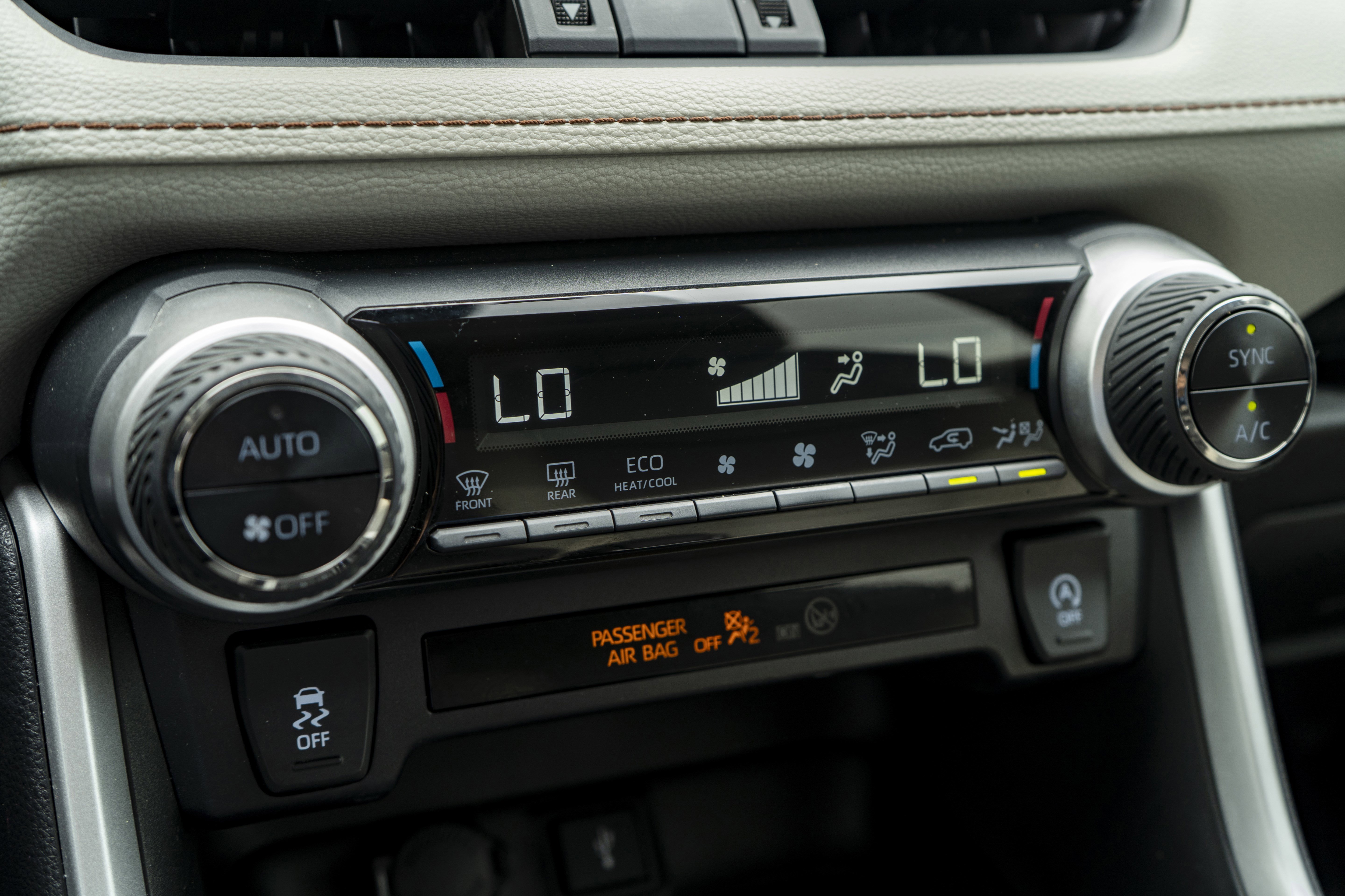 Used 2020 Toyota RAV4 XLE Premium image 31