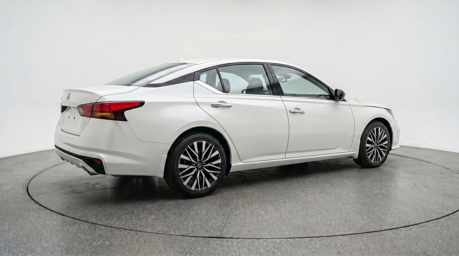 Used 2025 Nissan Altima 2.5 SV FWD image 9