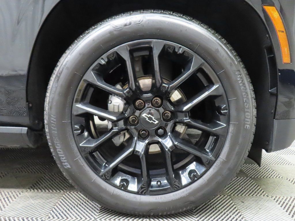 Used 2025 Chevrolet Suburban High Country AWD/4WD image 8