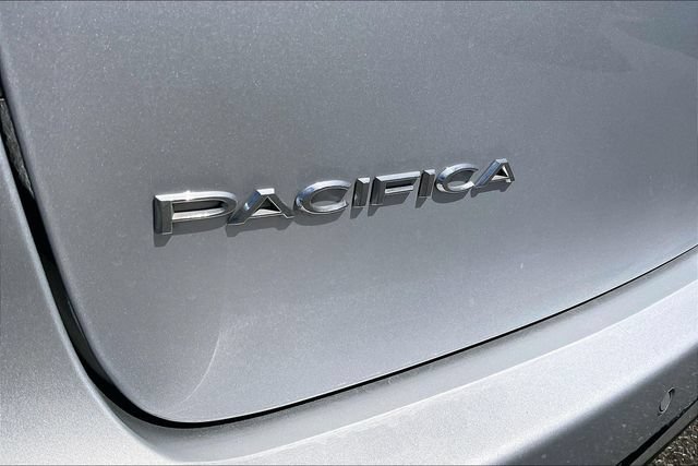 Used 2023 Chrysler Pacifica Touring-L FWD image 7