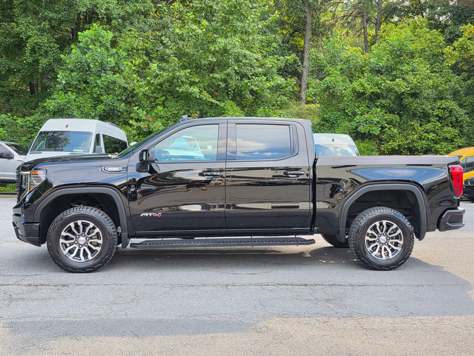 Used 2023 GMC Sierra 1500 AT4 w/ Technology Package AWD/4WD image 4