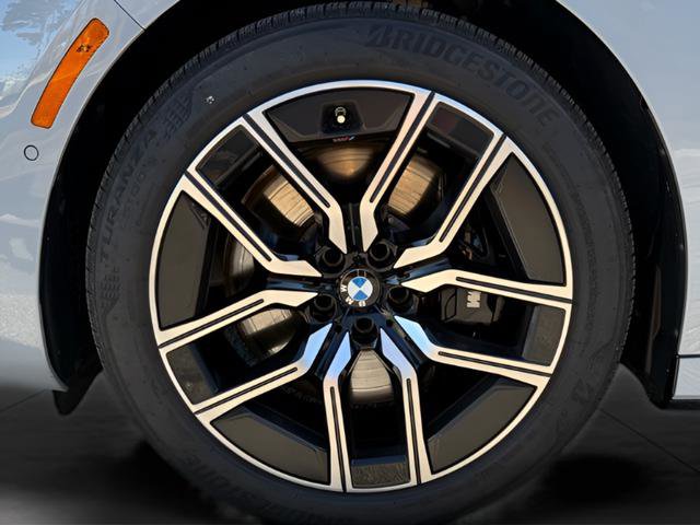 Used 2024 BMW 760i xDrive w/ Premium Package 2 image 8