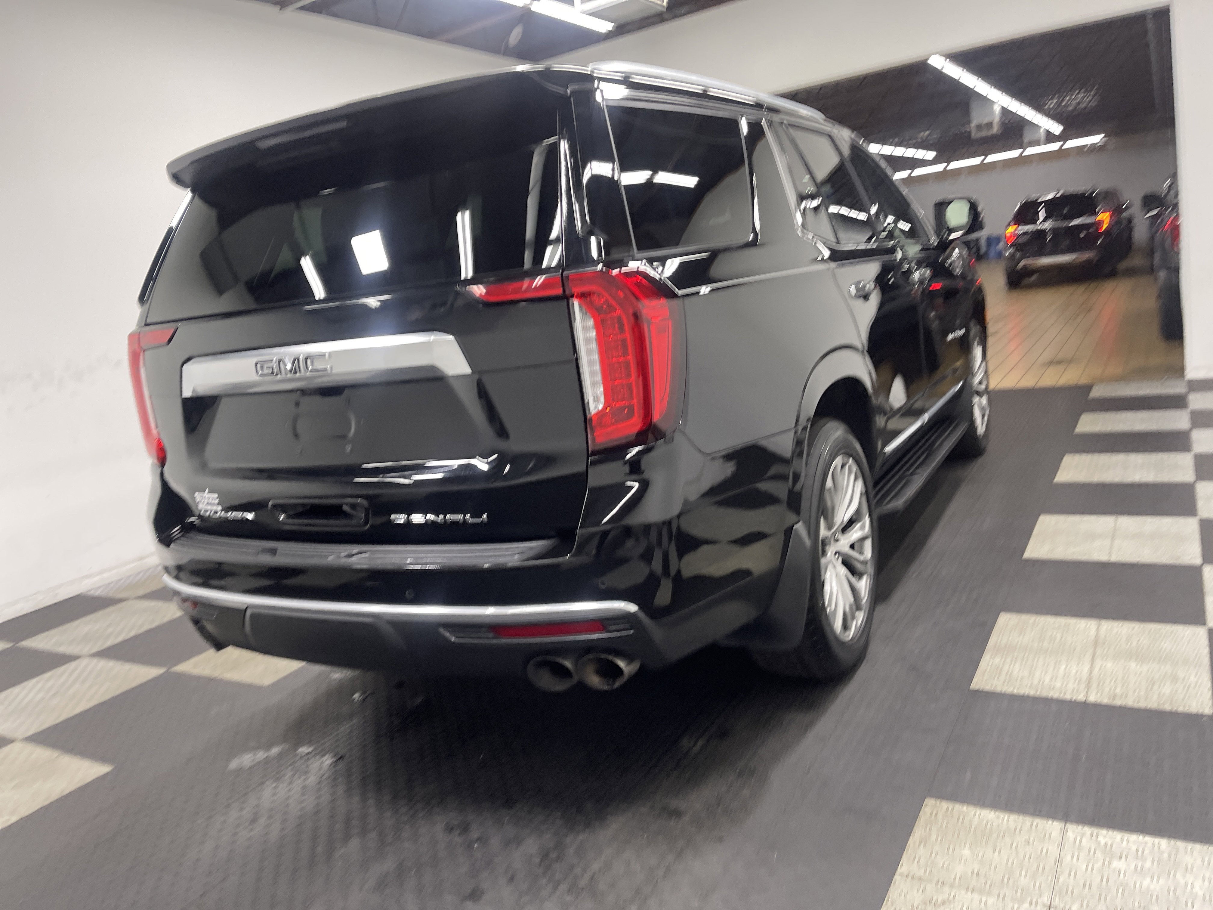 Used 2022 GMC Yukon Denali w/ Advanced Technology Package AWD/4WD image 5